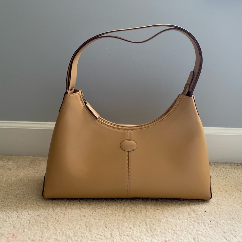 Gently used leather Peruzzi Firenze purse. Excellent condition.